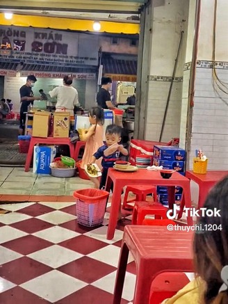 Cậu bé 2 tuổi bất ngờ trở thành ‘bồi bàn nhỏ nhất TP.HCM’, dân mạng khen không ngớt