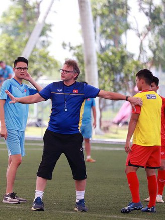 Tân HLV trưởng đội tuyển Việt Nam làm gì trong thời gian FIFA Days ?