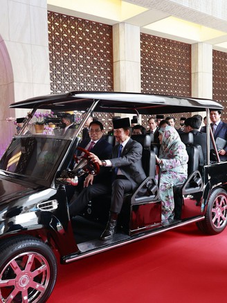 Quốc vương Brunei lái xe điện chở Thủ tướng Phạm Minh Chính trong hoàng cung