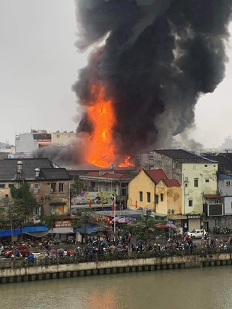 Hải Phòng: Đang cháy lớn ở chợ Tam Bạc