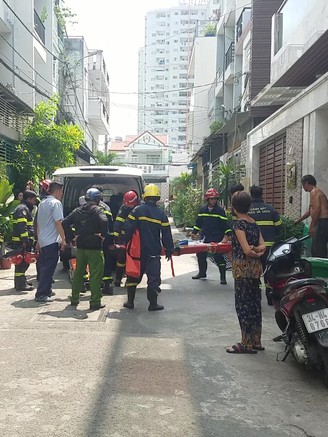 TP.HCM: Cảnh sát kịp cứu người đàn ông bị điện giật ngã cầu thang