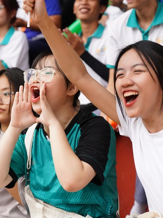 Giải bóng đá Thanh Niên Sinh viên Việt Nam: Sắc màu hàng nghìn CĐV ngày khai màn