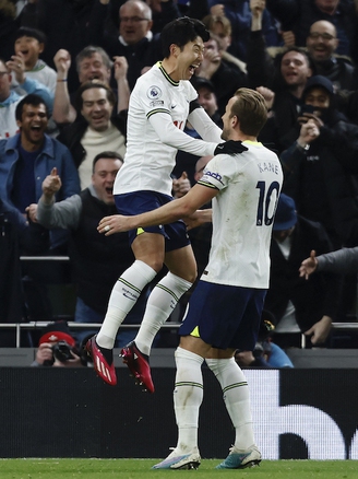 Ngoại hạng Anh: Son Heung-min 'nổ súng' giúp Tottenham vào tốp 4