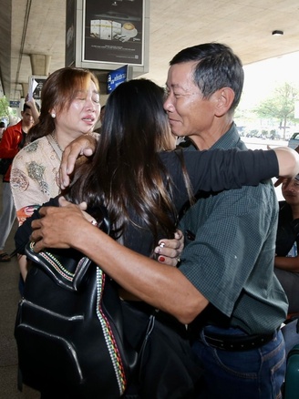 Mẹ Huỳnh Như khóc nức nở, ôm chặt con gái ngày đoàn tụ