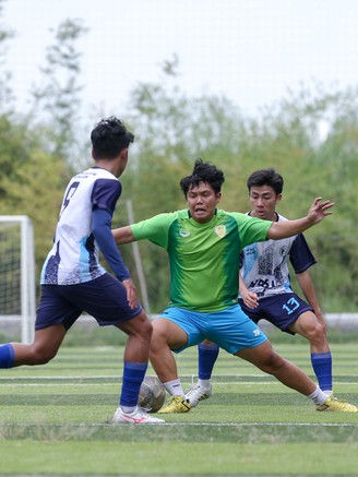 Chúc mừng năm mới kiểu bóng đá sinh viên: Trai đẹp đi 'xông đất'