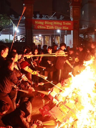 Độc đáo lễ hội đốt cả 'núi' vàng mã cho dân làng lấy đỏ ở Hà Nội