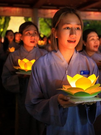 Cầu an đầu năm, hàng trăm người thả hoa đăng trên sông Sài Gòn