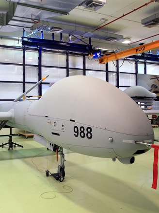 UAV Israel có thể mang theo cả tấn bom trọng lực