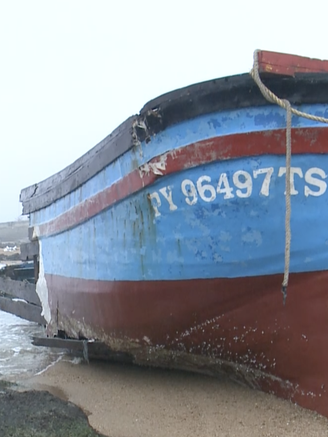 Phú Yên: Một tàu câu cá ngừ đại dương trên đường vào bến bị sóng đánh chìm
