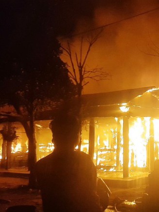 Quảng Nam: Đốt lửa sưởi ấm, hàng loạt ngôi nhà ở vùng cao cháy lan trong đêm