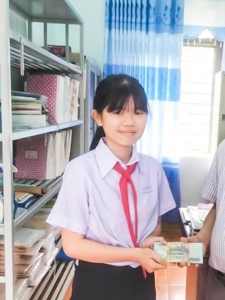 Tuyên dương học sinh trả lại gần 10 triệu đồng cho người đánh rơi