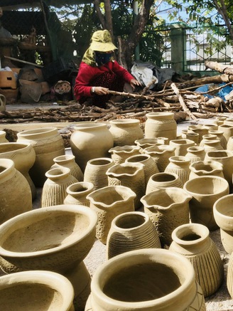 Độc đáo nghề làm gốm cổ ngàn năm không cần bàn xoay