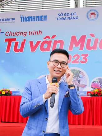 Tư vấn mùa thi: 'Tôi từng mơ làm ca sĩ, giờ tôi là… tiến sĩ'