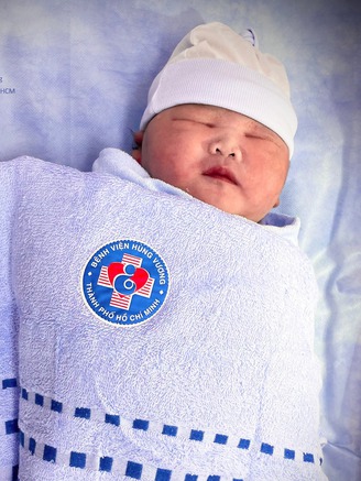 Bé trai chào đời nặng gần 5,8 kg tại Bệnh viện Hùng Vương TP.HCM
