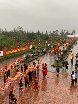Độc đáo cỗ cá và cặp bánh kỷ lục Guinness Việt Nam tại Lễ hội đền Trần