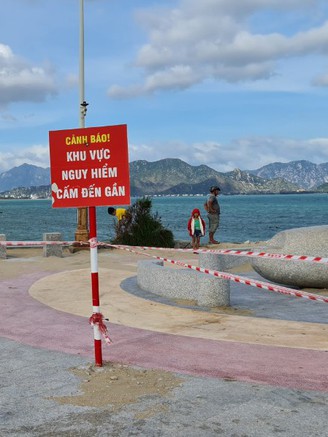 Ninh Thuận: Sóng biển 'nuốt' hàng trăm mét đường đi bộ ven biển Bình Sơn