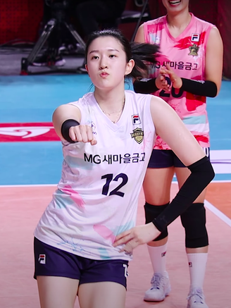 Vận động viên bóng chuyền Hàn Quốc nhảy theo nhạc Hoàng Thùy Linh