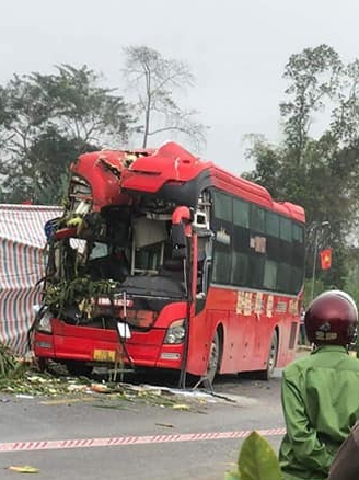 Tai nạn ở Nghệ An: Xe khách va chạm xe tải đang dừng, 1 người tử vong