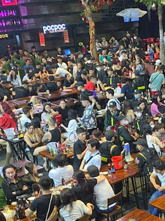 Cận cảnh đột kích quán Poc Poc ở trung tâm TP.HCM lúc rạng sáng