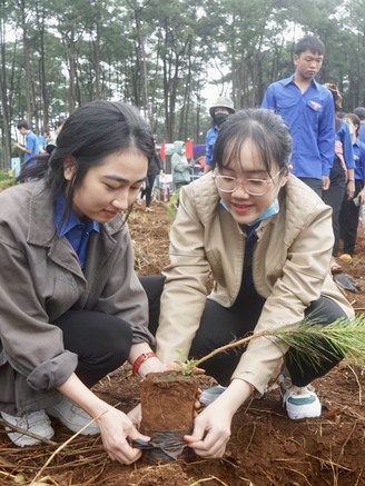 Chủ tịch UBND tỉnh, huyện, xã ở Đắk Nông đối thoại với thanh niên