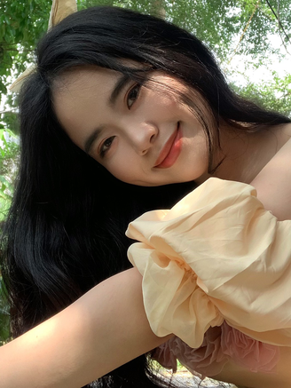 'Phó chủ tịch' cực xinh tiếp lửa bóng đá