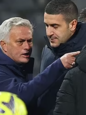 HLV Mourinho bị trọng tài chọc tức trong ngày AS Roma nhận trận thua sốc