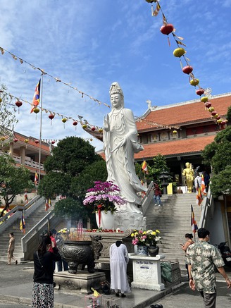 Ngày vía Quán Thế Âm Bồ Tát 19.2 âm lịch: Tập lắng nghe, bao dung