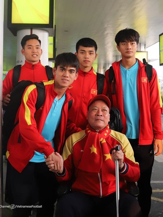 U.20 Việt Nam về nước an toàn, được chào đón tình cảm tại sân bay Nội Bài