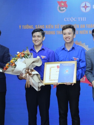 2 thanh niên có ứng dụng tiết kiệm điện giành giải nhất 15 triệu đồng