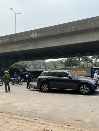 Nghi vấn xe Mercedes đỗ qua đêm giữa đường Hà Nội bị xe máy tông trúng