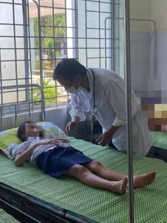 Vụ học sinh ngộ độc bóng bay ở Đắk Lắk: Tạm giữ 2 người liên quan