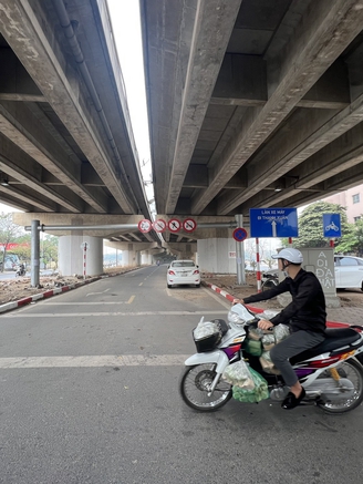 Hà Nội: Cầu vòm thép 65 tỉ đồng qua hồ Linh Đàm vắng người qua lại