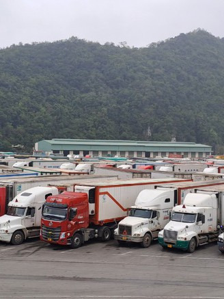 Cảnh báo : Lượng xe qua cửa khẩu Trung Quốc lại quá tải