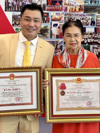 Gia đình Lý Hùng, Lý Hương nhận Huân chương Lao động hạng ba