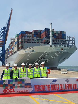 'Siêu tàu' container dài gần 400m cập cảng Bà Rịa- Vũng Tàu