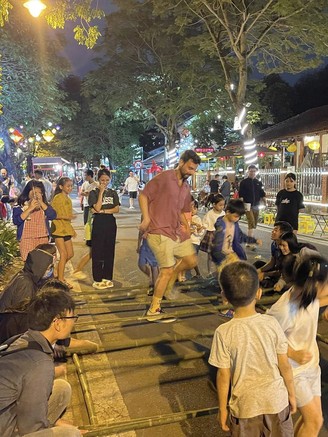 Người trẻ 'bán vé về tuổi thơ' miễn phí trong Hoàng Thành Huế