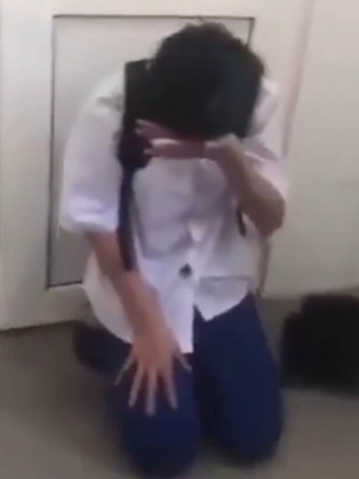 Nữ sinh Quảng Trị bị bạn đánh, bắt quỳ, cởi áo trong nhà vệ sinh