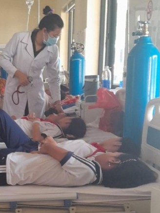 Điều tra vụ 8 học sinh nghi ngộ độc sau khi ăn kẹo ngoài cổng trường