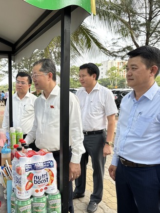 Bí thư Thành ủy Đà Nẵng Nguyễn Văn Quảng 'mở hàng' Phố ăn vặt Nam Ô
