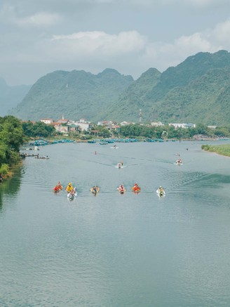 Nhộn nhịp lễ hội đua thuyền trên sông Son, Quảng Bình