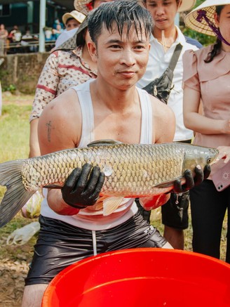 Háo hức xem cá trắm sông Son 'khỏe đẹp' và tranh tài bắt cá nhanh