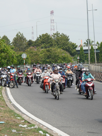 Người dân về quê ngày đầu kỳ nghỉ lễ 30.4: Nơi kẹt cứng, nơi thông thoáng