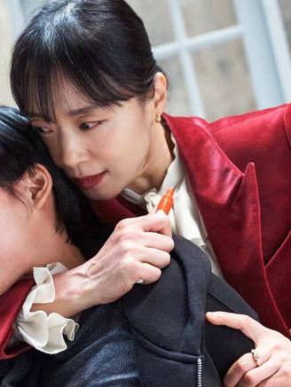 'Nữ hoàng cảnh nóng' Jeon Do Yeon hóa sát thủ ở tuổi 50