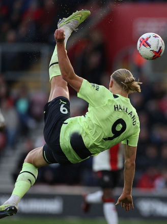 Ngoại hạng Anh: Haaland lập cú đúp giúp Man City 'dạo chơi'