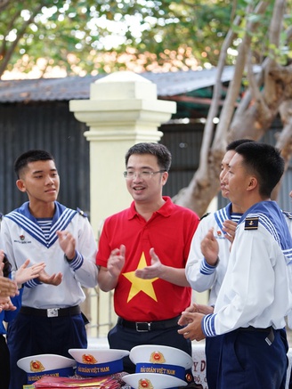 Hành trình 'Tuổi trẻ vì biển, đảo quê hương': Gửi tình yêu thương ra đảo Trường Sa