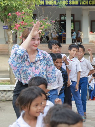 Tặng hơn 1.000 bộ đồng phục cho học trò vùng cao Quảng Trị