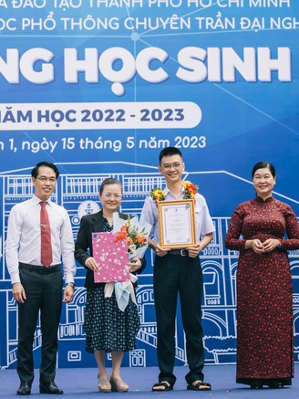 Tôn vinh phụ huynh trong lễ tổng kết năm học, tại sao không?