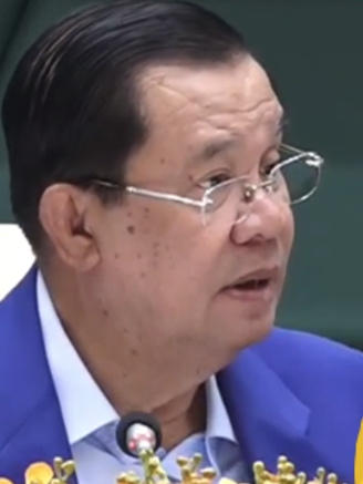 Thủ tướng Hun Sen nẹt người chê bai quần áo HLV Keisuke Honda: 'Xin lỗi hoặc ra đi'