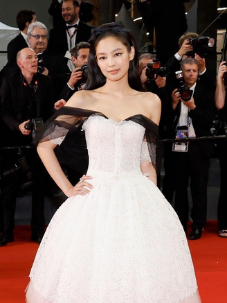 Jennie (BlackPink) đọ sắc con gái Johnny Depp trên thảm đỏ Cannes