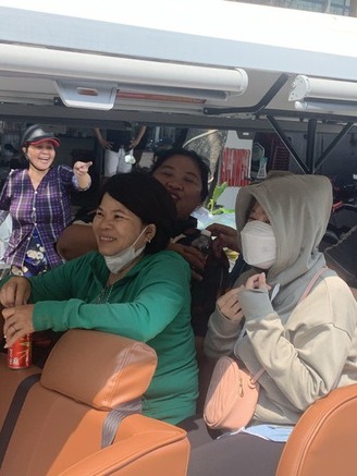 Du khách thích thú trải nghiệm dịch vụ xe điện ở Tuy Hòa
